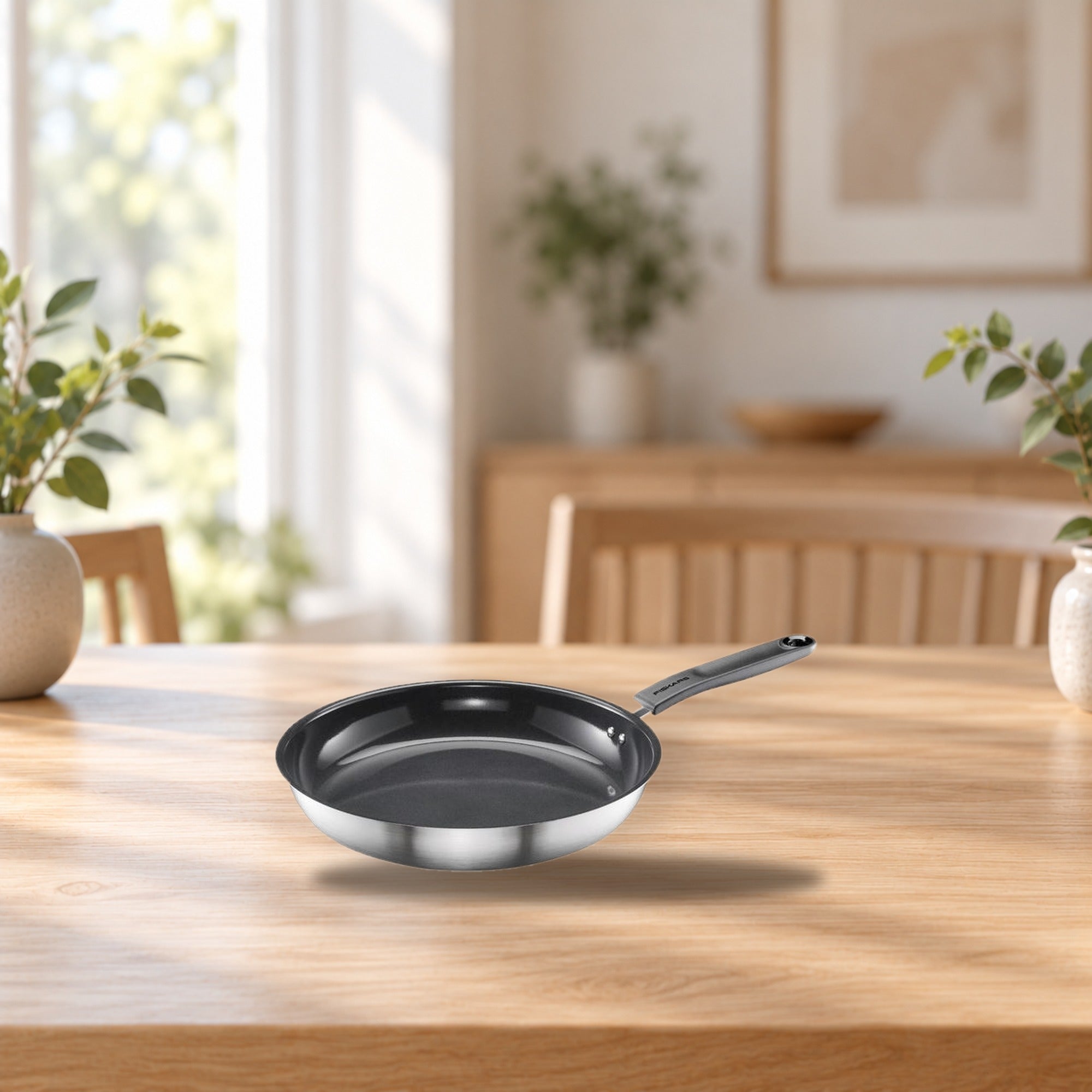 Fiskars Functional Form 28 cm Frying Pan – product photo on a table