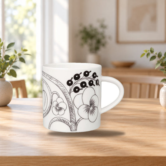 Arabia Paratiisi Mug 0.35L Black – product photo on a table