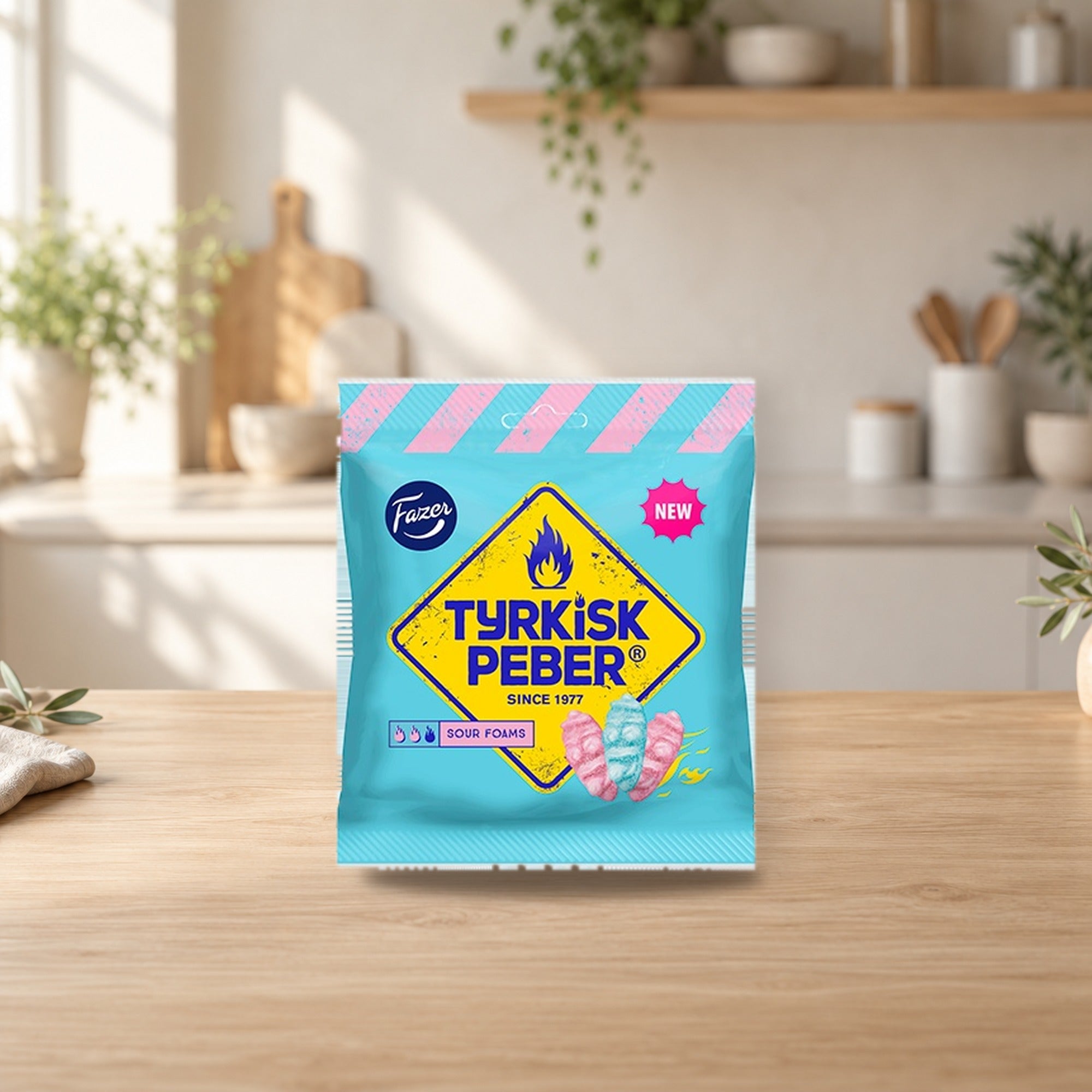Fazer Tyrkisk Peber Hot & Sour Vaahto (Sour Foam) 150 g – product photo on a table